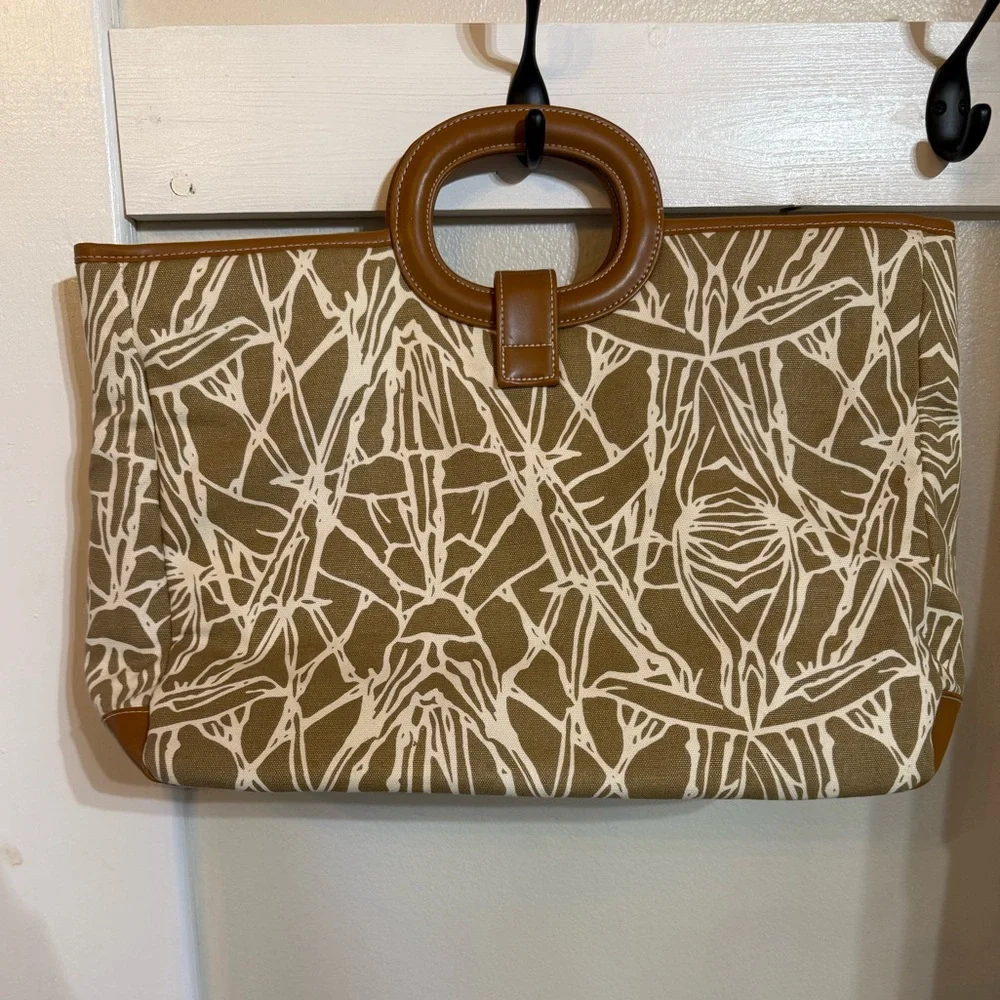 Brand New Never Used Liz Claiborne Tan and Cream Tote Bag - Picture 5 of 8